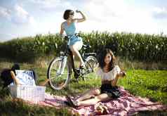 女孩野餐夏天免费的时间支出