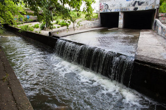 水流流动地下隧道