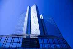 玻璃摩天大楼业务中心明亮的色彩斑斓的语气概念