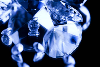 水晶钻石明亮的色彩斑斓的语气概念