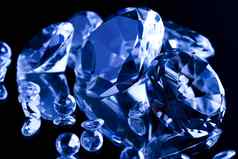 钻石昂贵的石头明亮的色彩斑斓的语气概念
