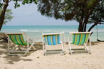 海滩色彩斑斓的椅子