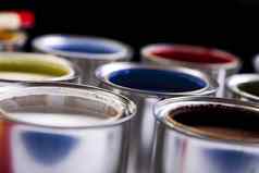 油漆罐明亮的色彩斑斓的语气概念