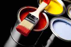 油漆罐刷明亮的色彩斑斓的语气概念