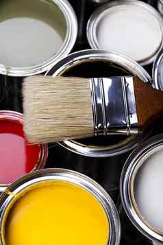 油漆罐刷明亮的色彩斑斓的语气概念