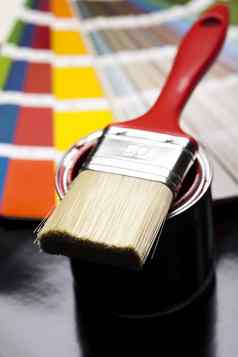 油漆桶油漆刷明亮的色彩斑斓的语气概念