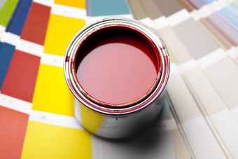 油漆桶油漆刷明亮的色彩斑斓的语气概念