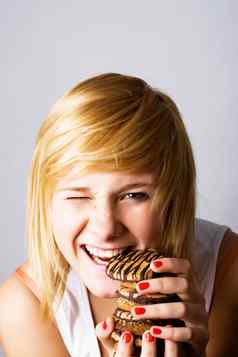 女人吃巧克力芯片饼干