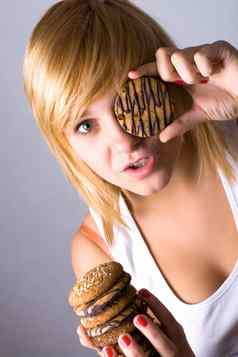 女人吃巧克力芯片饼干