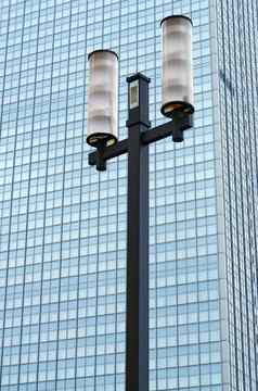 街灯外观现代摩天大楼
