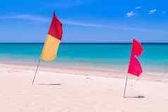 红色的橙色系旗帜空海滩