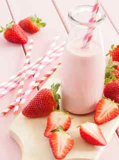 牛奶新鲜的草莓