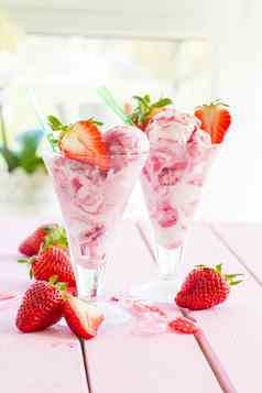 冰奶油新鲜的草莓