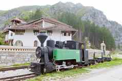 蒸汽机车前面多布伦修道院波斯尼亚赫尔采格
