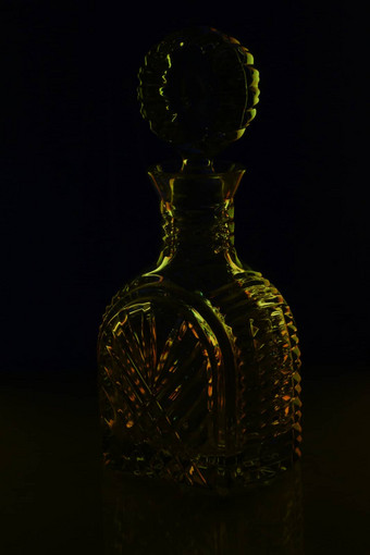 轮廓玻璃水瓶橙色黄色的黑色的背景