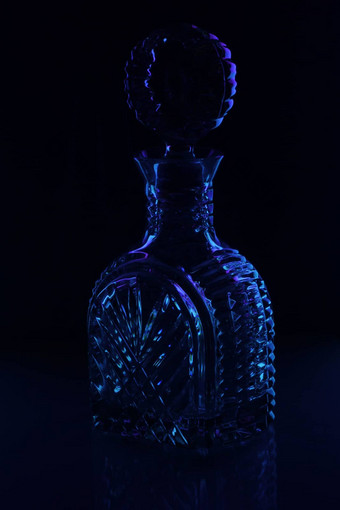 玻璃水瓶轮廓蓝色的黑色的背景