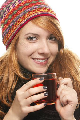 年轻的微笑女人冬天帽准备活动茶