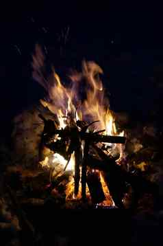 晚上火火花森林冬天