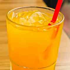 橙色汁冰玻璃的地方表格