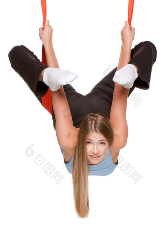 年轻的女人反重力<strong>空中瑜伽</strong>