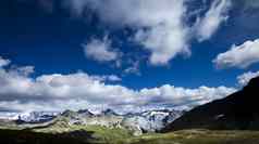 阿尔卑斯山脉春天自然色彩斑斓的语气