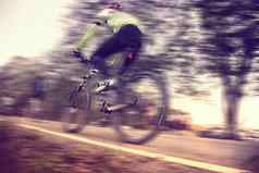 低角视图骑自行车的人骑山自行车速度效果