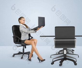 businesslady坐着挥挥手椅子移动PC