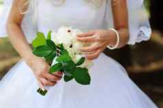 新娘花束白色玫瑰新娘的手