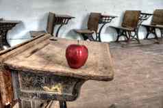 被遗弃的学校房子红色的苹果