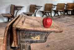 被遗弃的学校房子红色的苹果