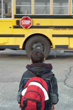 蹒跚学步的等待抓学校公共汽车