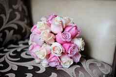 婚礼花束粉红色的玫瑰说谎沙发