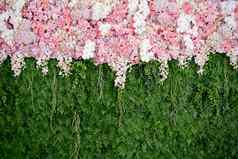 背景粉红色的花绿色叶安排婚礼。.cer