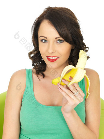 年轻的女人吃香蕉