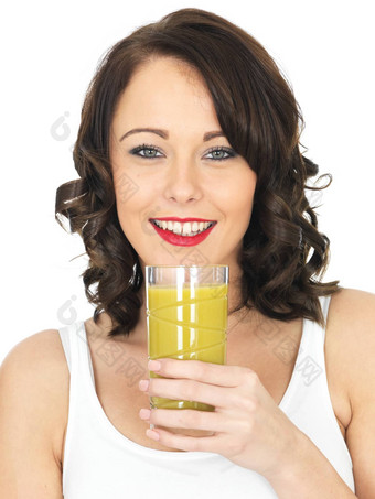 有吸引力的年轻的女人喝<strong>芒果汁</strong>