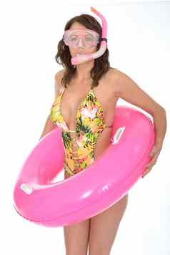年轻的女人穿游泳西装假期wearinmg通气管