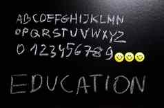 学校黑板上色彩斑斓的明亮的概念教育