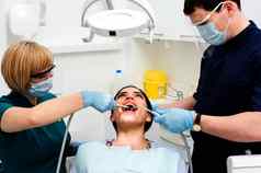牙医清洁女人牙齿