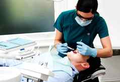 牙医清洁病人牙齿