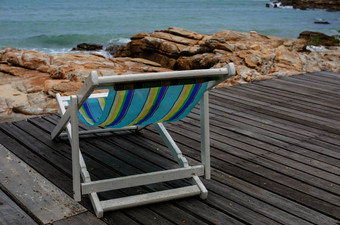 海滩色彩斑斓的椅子
