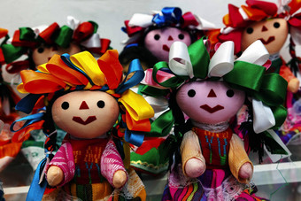 色彩斑斓的lupita娃娃墨西哥城市墨西哥