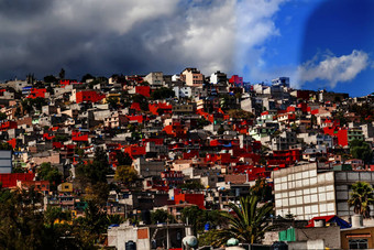 色彩斑斓的橙色房子郊区暴雨郊区墨西哥城市