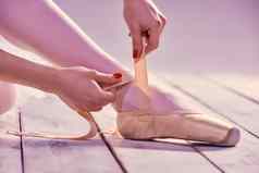 专业芭蕾舞女演员把芭蕾舞鞋子