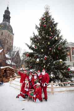 圣诞老人有趣的运行走里加拉脱维亚