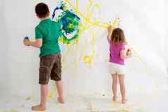 年轻的孩子们徒手画的绘画墙