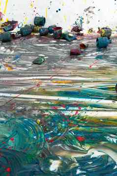 色彩斑斓的当代艺术作品地板上