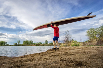 高级paddler携带paddleboard