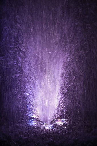 色彩斑斓的喷泉溅光紫罗兰色的白色颜色