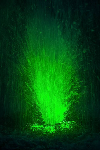 色彩斑斓的喷泉溅绿色颜色