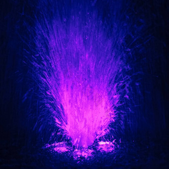 色彩斑斓的喷泉溅紫罗兰色的蓝色的颜色